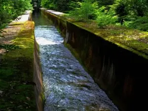 南禅寺水路閣の流れる水を撮影した写真