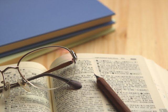 高校の机と辞書