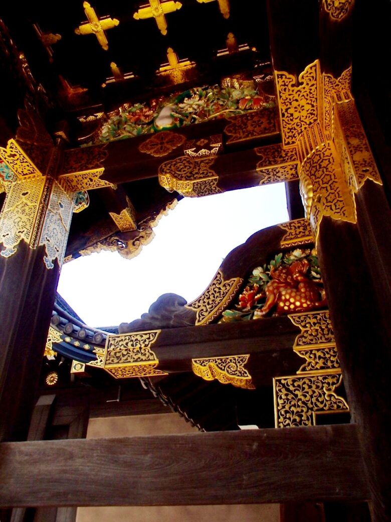 二条城唐門の上部を撮影した写真
