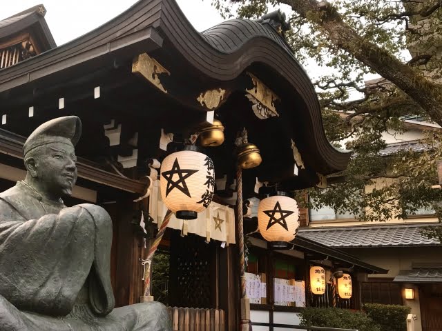晴明神社 提灯と本堂