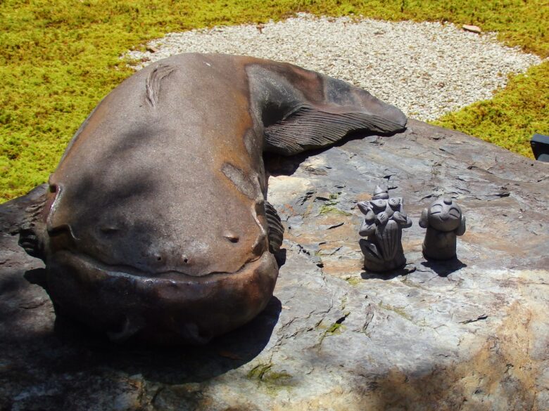 勝林寺お庭のナマズとお地蔵さま