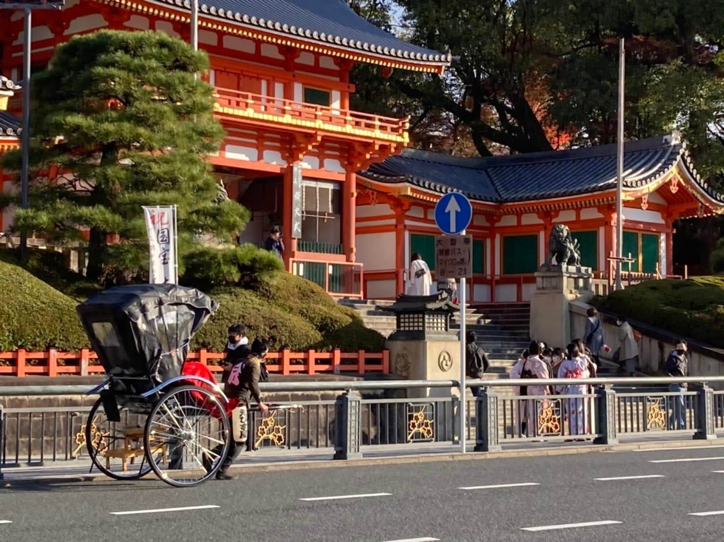 八坂神社と人力車を撮影した写真