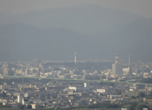 石清水八幡宮行きのケーブルカーから見える京都タワーを撮影した写真