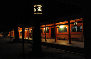 平安神宮初詣の常夜灯を撮影した写真