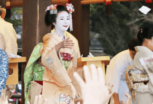 八坂神社の節分祭で舞妓が豆をまくのを撮影した写真