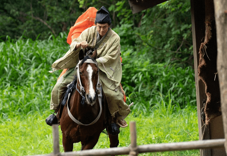【鎌倉殿の13人の】義時が姫に化けた頼朝を馬に乗せて走るシーン