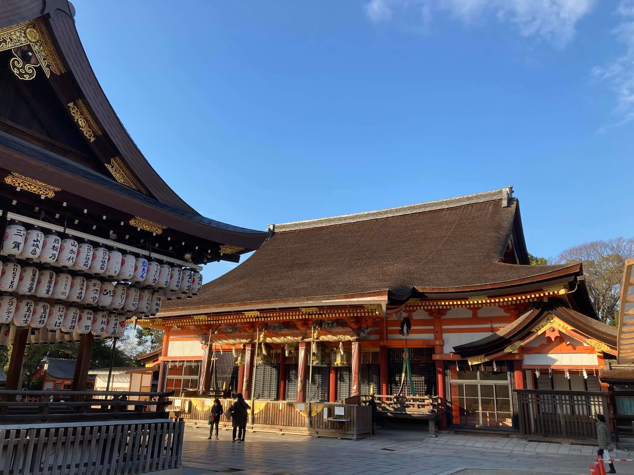 八坂神社本殿と舞殿を撮影した写真