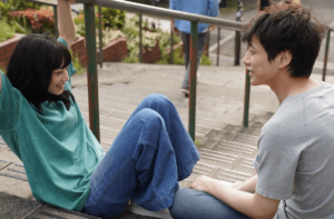 映画余命10年の主演の小松菜奈さんと坂口健太郎さんが階段で話してるシーンを撮影した写真