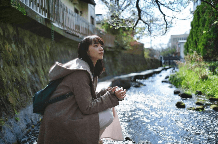 余命10年の小松菜奈さんが川でたたずむシーンを撮影した写真
