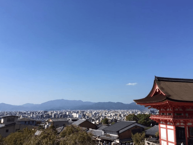 清水寺の舞台から京都の街を見渡す写真