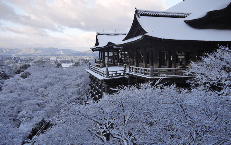 清水寺の舞台の雪の景色を撮影した写真