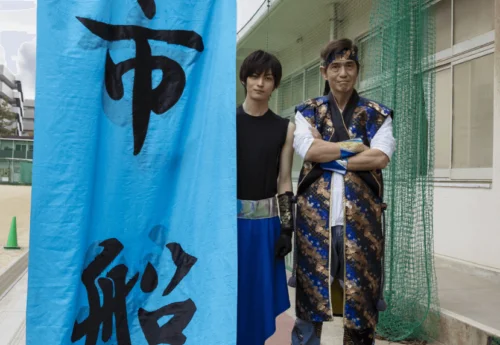 2022年5月27日(金)全国公開 【20歳のソウル】浅野大義・神尾楓珠 高橋健一先生・佐藤浩市が校庭で並んでいるシーン